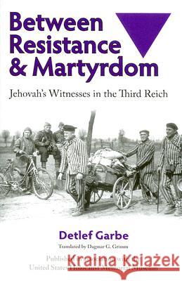 Between Resistance and Martyrdom: Jehovah's Witnesses in the Third Reich Garbe, Detlef 9780299207946 University of Wisconsin Press