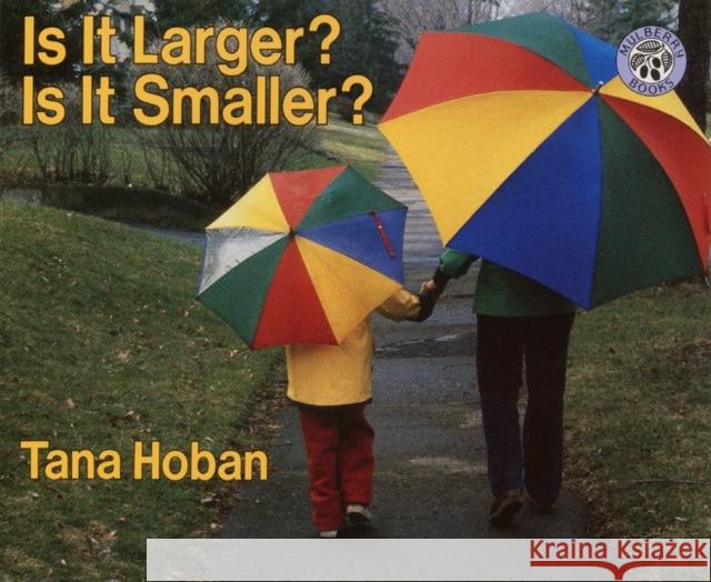 Is It Larger? Is It Smaller? Tana Hoban Tana Hoban 9780688152871 HarperTrophy