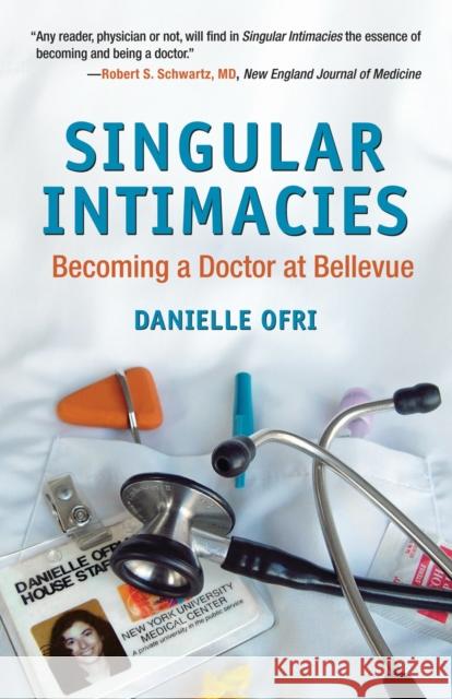 Singular Intimacies: Becoming a Doctor at Bellevue Danielle Ofri 9780807072516
