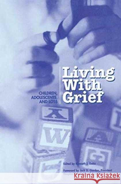 Living With Grief: Children, Adolescents and Loss Jack D. Gordon, Kenneth J. Doka 9781138151611 Taylor & Francis Ltd