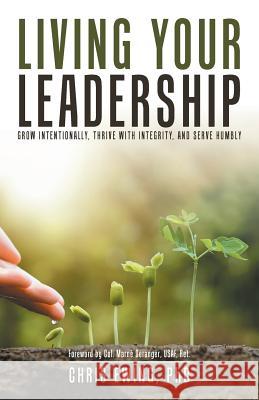 Living Your Leadership: Grow Intentionally, Thrive with Integrity, and Serve Humbly Chris Ewing 9781532040016