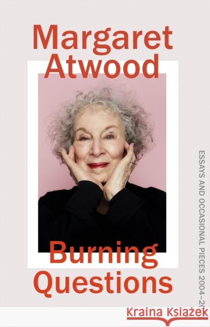 Burning Questions: The Sunday Times bestselling collection of essays from Booker prize winner Margaret Atwood Margaret Atwood 9781784744519 Vintage Publishing