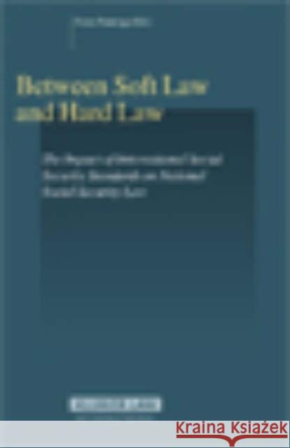 Between Hard Law and Soft Law: The Impact of International Social Security Standards on National Social Security Law Pennings, Frans 9789041124913 Kluwer Law International
