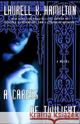 A Caress of Twilight Laurell K. Hamilton 9780345478160 Ballantine Books - książka