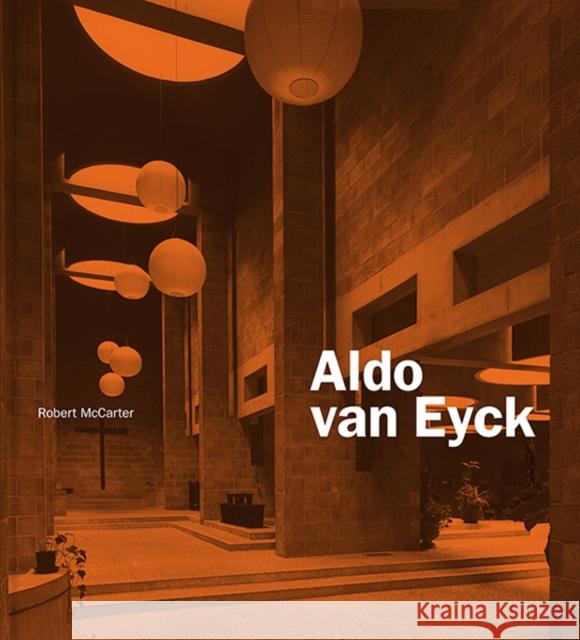 Aldo Van Eyck McCarter, Robert 9780300153965 Yale University Press - książka