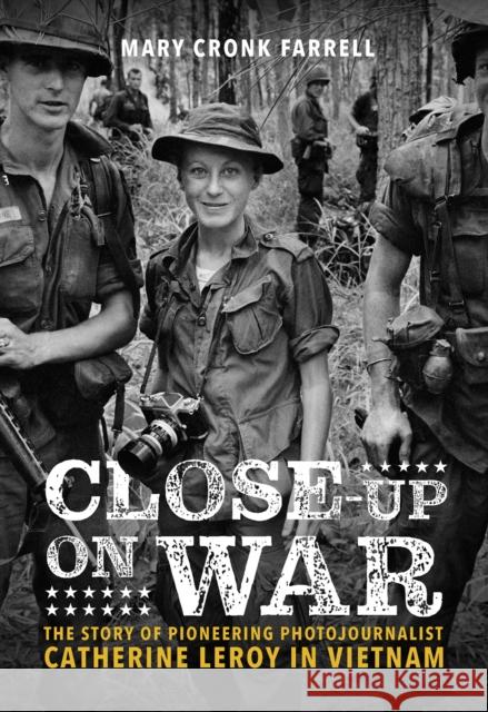 Close-Up on War: The Story of Pioneering Photojournalist Catherine Leroy in Vietnam Mary Cronk Farrell 9781419746611 Amulet Books - książka