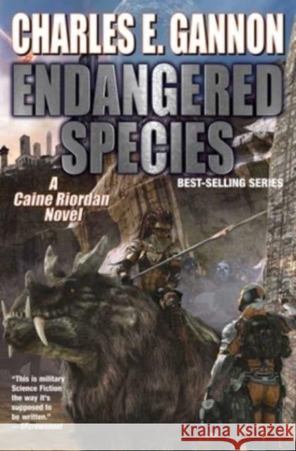 Endangered Species Charles E. Gannon 9781982192716 Baen - książka