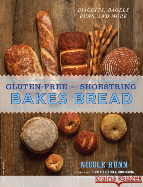 Gluten-Free on a Shoestring Bakes Bread: (Biscuits, Bagels, Buns, and More) Hunn, Nicole 9780738216850 Da Capo Lifelong Books - książka