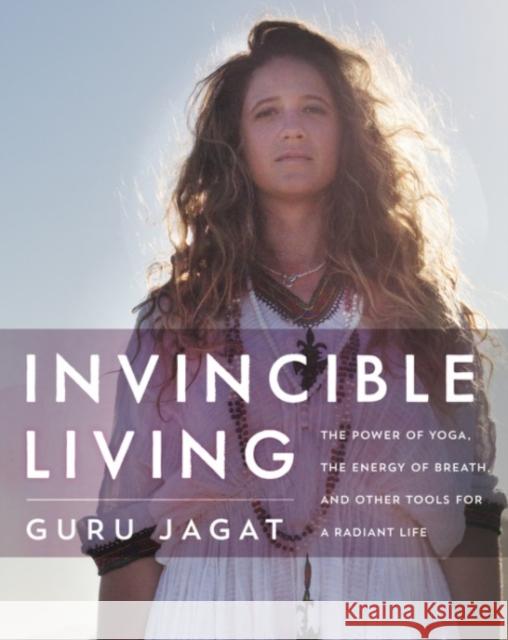 Invincible Living: The Power of Yoga, The Energy of Breath, and Other Tools for a Radiant Life Guru Jagat 9780062414984 HarperCollins Publishers Inc - książka
