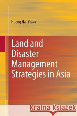 Land and Disaster Management Strategies in Asia Huong Ha 9788132229773 Springer - książka