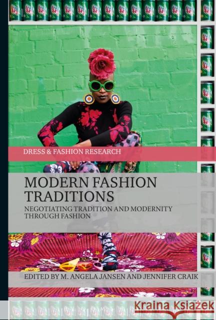 Modern Fashion Traditions: Negotiating Tradition and Modernity Through Fashion M. Angela Jansen Jennifer Craik Joanne B. Eicher 9781474229494 Bloomsbury Academic - książka