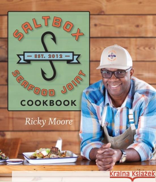 Saltbox Seafood Joint Cookbook Ricky Moore 9781469653532 University of North Carolina Press - książka