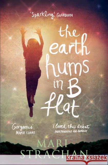 The Earth Hums in B Flat Mari Strachan 9781847673053  - książka