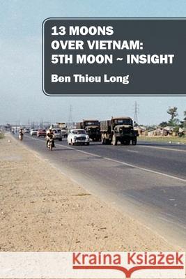 13 Moons Over Vietnam: 5th Moon Insight Ben Thieu Long 9781977240750 Outskirts Press - książka
