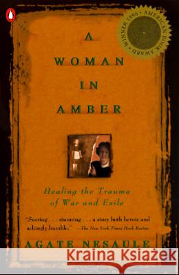 A Woman in Amber: Healing the Trauma of War and Exile Agate Nesaule 9780140261905 Penguin Books