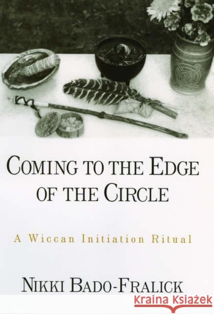 Coming to the Edge of the Circle: A Wiccan Initiation Ritual Bado-Fralick, Nikki 9780195166453 American Academy of Religion Book