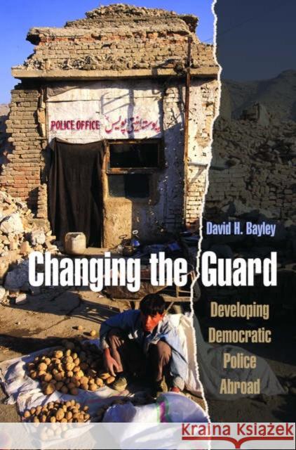 Changing the Guard: Developing Democratic Police Abroad Bayley, David H. 9780195189759 Oxford University Press