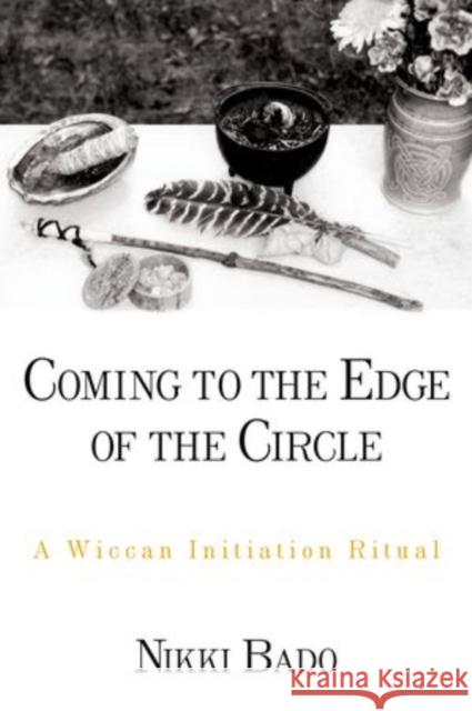 Coming to the Edge of the Circle: A Wiccan Initiation Ritual Bado, Nikki 9780199812257