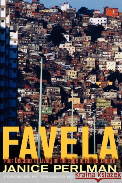 Favela: Four Decades of Living on the Edge in Rio de Janeiro Perlman, Janice 9780199836833