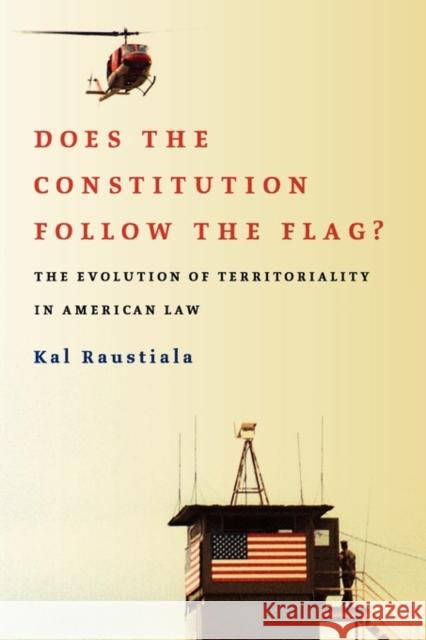 Does the Constitution Follow the Flag?: The Evolution of Territoriality in American Law Raustiala, Kal 9780199858170 Oxford University Press