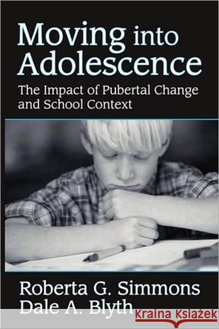 Moving into Adolescence : The Impact of Pubertal Change and School Context Roberta G. Simmons Dale Blyth 9780202362946 Aldine
