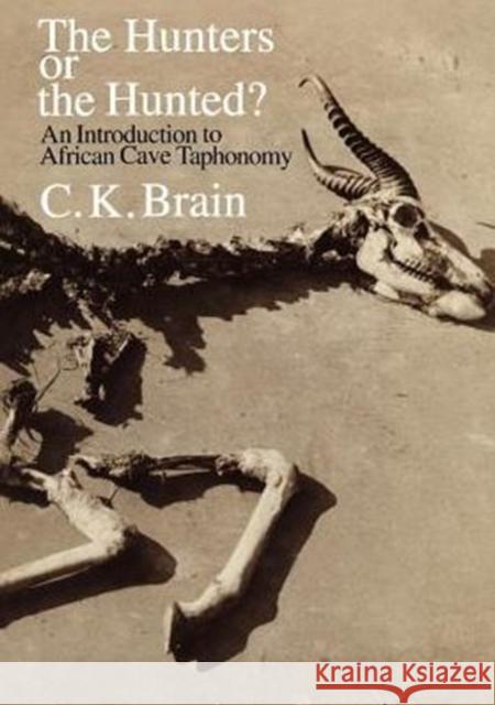 The Hunters or the Hunted?: An Introduction to African Cave Taphonomy Brain, C. K. 9780226070902 University of Chicago Press