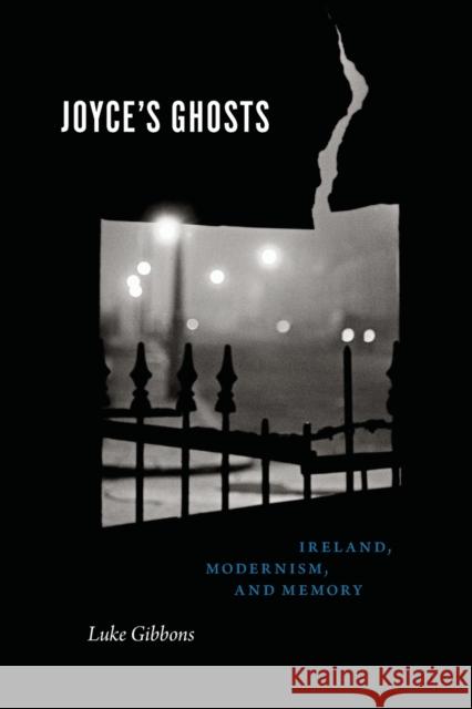 Joyce's Ghosts: Ireland, Modernism, and Memory Luke Gibbons 9780226526959 University of Chicago Press
