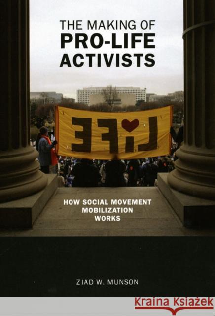 The Making of Pro-Life Activists: How Social Movement Mobilization Works Munson, Ziad W. 9780226551203 University of Chicago Press