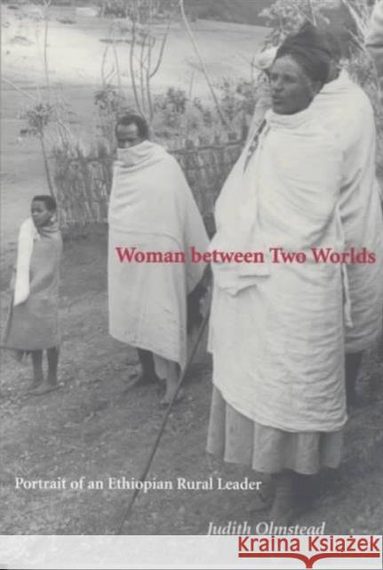 Woman Between Two Worlds: Portrait of an Ethiopian Rural Leader Olmstead, Judith 9780252065873 University of Illinois Press