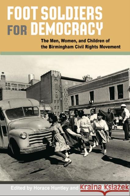 Foot Soldiers for Democracy: The Men, Women, and Children of the Birmingham Civil Rights Movement Huntley, Horace 9780252076688