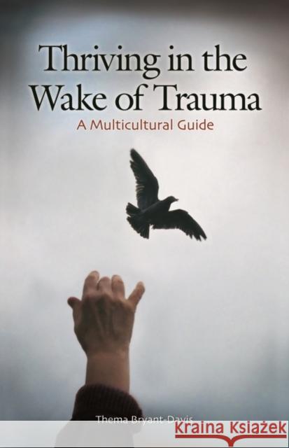 Thriving in the Wake of Trauma: A Multicultural Guide Bryant-Davis, Thema 9780275985073