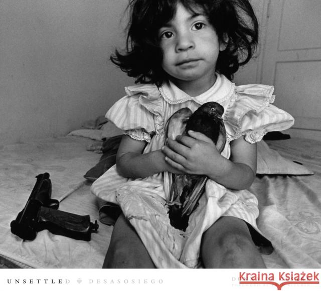 Unsettled/Desasosiego: Children in a World of Gangs/Los Niños En Un Mundo de Las Pandillas de Cesare, Donna 9780292744394 0