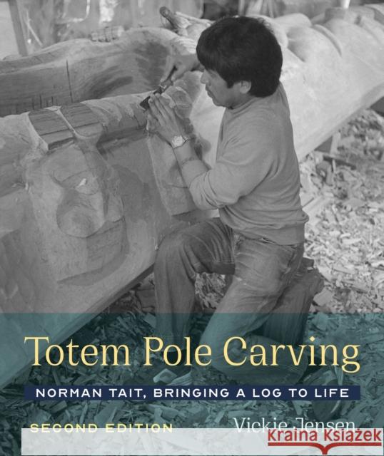 Totem Pole Carving: Norman Tait, Bringing a Log to Life Vickie Jensen 9780295745329 University of Washington Press