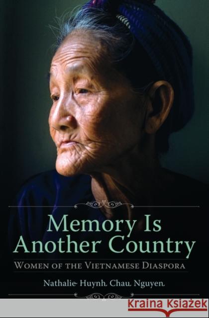 Memory Is Another Country: Women of the Vietnamese Diaspora Nguyen, Nathalie Huynh Chau 9780313360275