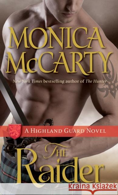 The Raider: A Highland Guard Novel Monica McCarty 9780345543936 Random House USA Inc