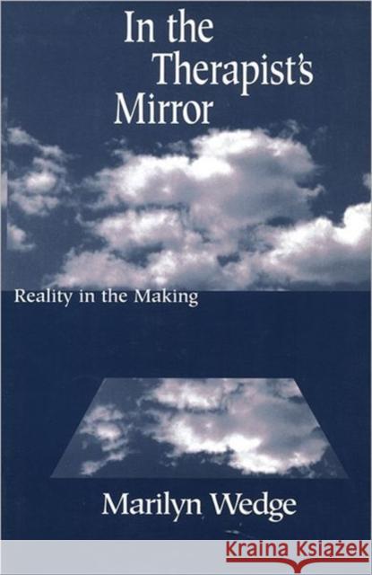 In the Therapist's Mirror : Reality in the Making Marilyn Wedge Wedge 9780393702354 W. W. Norton & Company