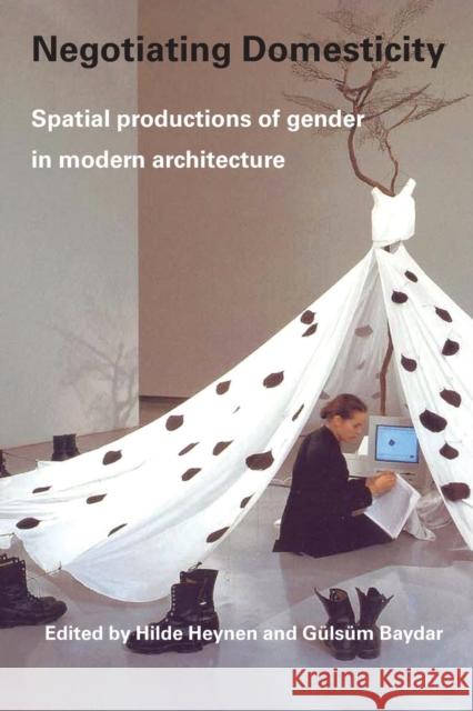 Negotiating Domesticity: Spatial Productions of Gender in Modern Architecture Heynen, Hilde 9780415341394 Routledge