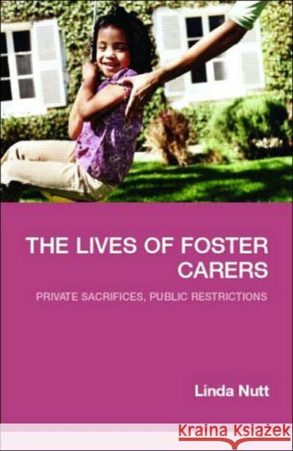 The Lives of Foster Carers: Private Sacrifices, Public Restrictions Nutt, Linda 9780415358125 Routledge