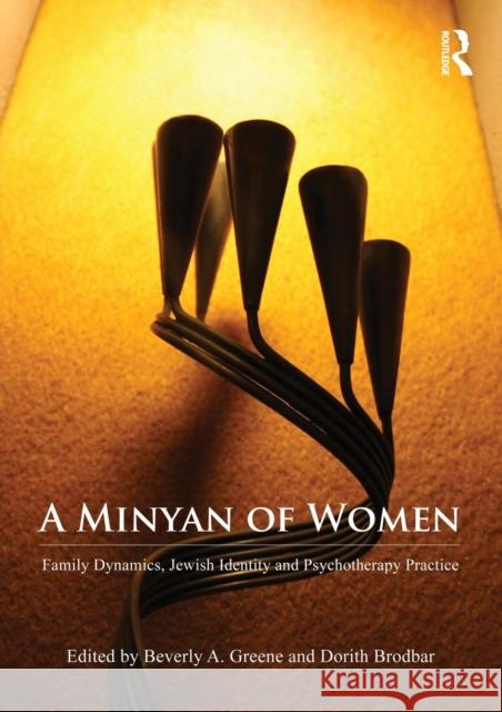 A Minyan of Women: Family Dynamics, Jewish Identity and Psychotherapy Practice Greene, Beverly 9780415610650