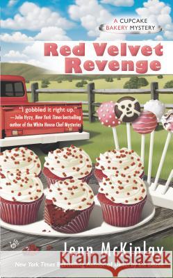 Red Velvet Revenge Jenn McKinlay 9780425251386 Berkley