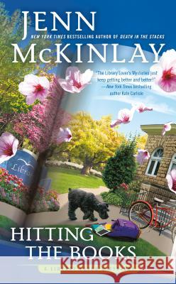 Hitting the Books Jenn McKinlay 9780451492685