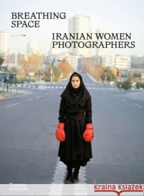 Breathing Space: Iranian Women Photographers Anahita Ghabaian 9780500027158