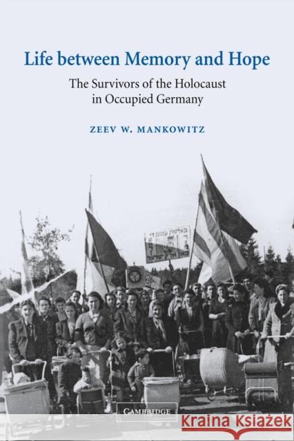 Life Between Memory and Hope: The Survivors of the Holocaust in Occupied Germany Mankowitz, Zeev W. 9780521037563 Cambridge University Press