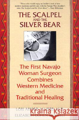 The Scalpel and the Silver Bear: The First Navajo Woman Surgeon Combines Western Medicine and Traditional Healing Lori Arviso Alvord Elizabeth Cohen Elizabeth Cohe 9780553378009 Bantam Books