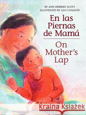 En Las Piernas de Mam / On Mother's Lap Ann Herbert Scott Glo Coalson 9780618752478 Clarion Books
