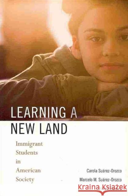 Learning a New Land: Immigrant Students in American Society Suárez-Orozco, Carola 9780674045804