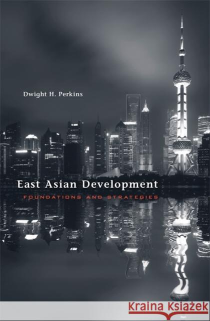 East Asian Development: Foundations and Strategies Perkins, Dwight H. 9780674725300