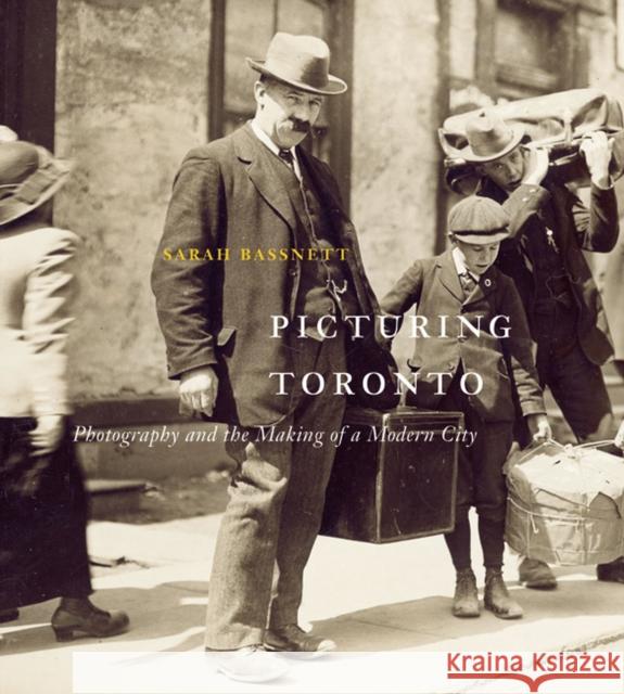Picturing Toronto: Photography and the Making of a Modern City Sarah Bassnett 9780773546714