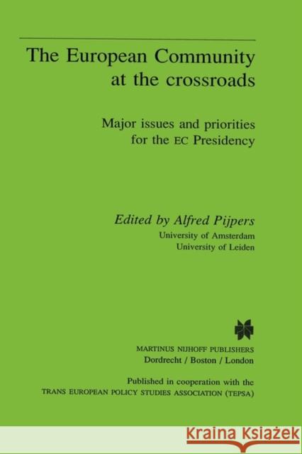 The European Community at the Crossroads Pijpers, Alfred 9780792314707 Kluwer Law International