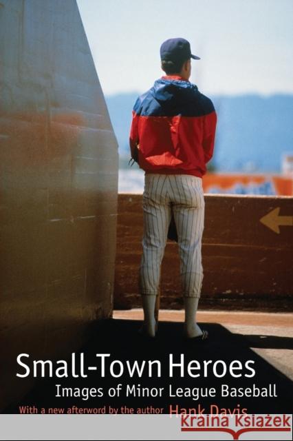 Small-Town Heroes: Images of Minor League Baseball Davis, Hank 9780803266391 Bison Books